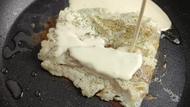 Crema Vertido Sobre Cocción Del Filete Merluza Primer Plano Cacerola — Vídeo de stock