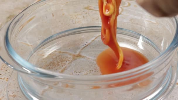 Scatola Spaghetti Con Salsa Pomodoro Versata Piatto — Video Stock