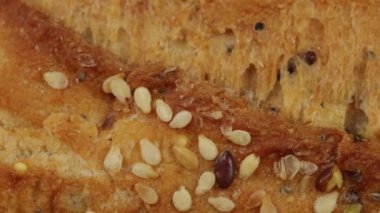 Gevrek ekmeğiyle ekmeğin yakın plan çekimi.