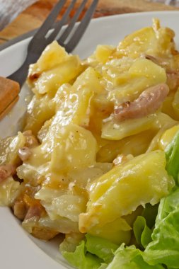 Tartiflette ve salata, yakın plan, tabakta.