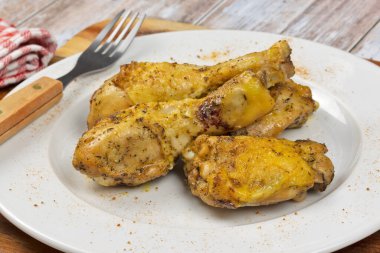 Kızarmış tavuk budu, yakın plan, tabakta.