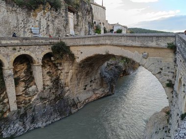 Vaison-la-Romaine kasabasındaki Roma köprüsü ve Ouvze nehri