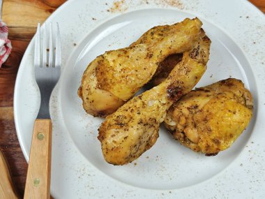 Kızarmış tavuk budu, yakın plan, tabakta.