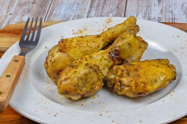 Kızarmış tavuk budu, yakın plan, tabakta.