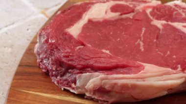 Pirzola, yakın plan, kesme tahtasında.