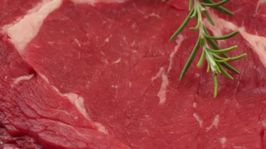 Pirzola, yakın plan, kesme tahtasında.