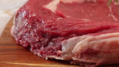 Pirzola, yakın plan, kesme tahtasında.