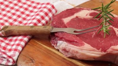 Pirzola, yakın plan, kesme tahtasında.