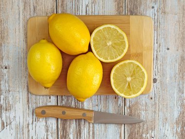 limon ikiye bölünmüş.