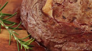 Pişmiş pirzola, yakın plan, kesme tahtasında.