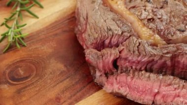 Kesme tahtasında dilimlenmiş pirzola.