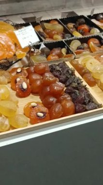 Bir pastanede şekerli meyve sergisi
