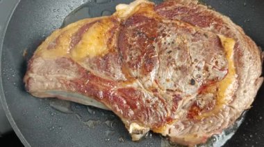 Tavada pirzola pişiriyorum, yakın plan.