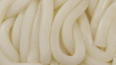 Önceden pişirilmiş udon eriştesi, yakın çekim.,