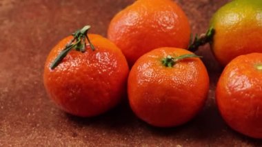 Birkaç mandalina, yakın plan, ahşap bir tabakta.