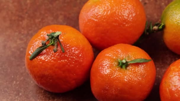 Meerdere Clementines Close Een Houten Schaaltje — Stockvideo