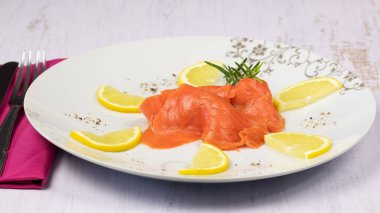 Bir tabakta füme somon dilimleri