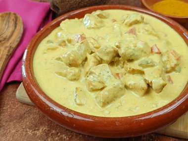 Körili tavuk yemeği ve hindistan cevizi sütü.