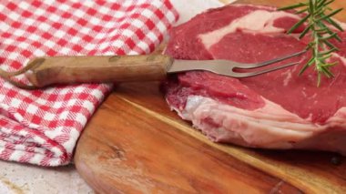 Pişmiş pirzola, yakın plan, kesme tahtasında.