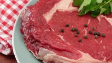 Çiğ sığır kaburgası, yakın plan, tabakta.