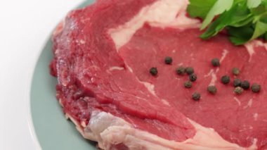 Çiğ sığır kaburgası, yakın plan, tabakta.