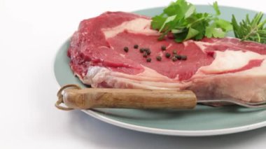 Çiğ sığır kaburgası, yakın plan, tabakta.