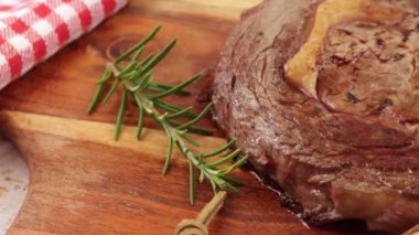 Pişmiş pirzola, yakın plan, kesme tahtasında.