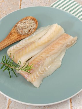 Çiğ hake fileto, yakın plan, tabakta.