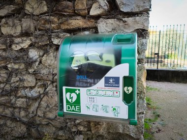 Otomatik defibrilatör, açık havada, parkta.