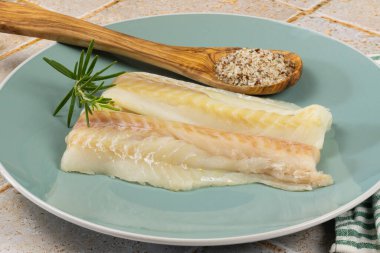 Çiğ hake fileto, yakın plan, tabakta.