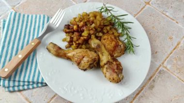 Tavuk budu ve patates kızartması tabakta.