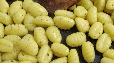 Tavada gnocchi pişiyor.