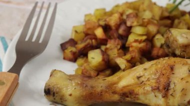 Tavuk budu ve patates kızartması tabakta.