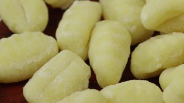 Gnocchi, yakın plan, kesme tahtasında.
