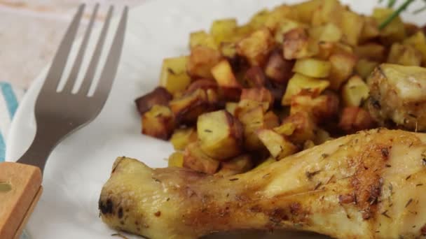 Ψητό Πόδι Κοτόπουλου Και Πατάτες Τηγανητές Ένα Πιάτο — Αρχείο Βίντεο