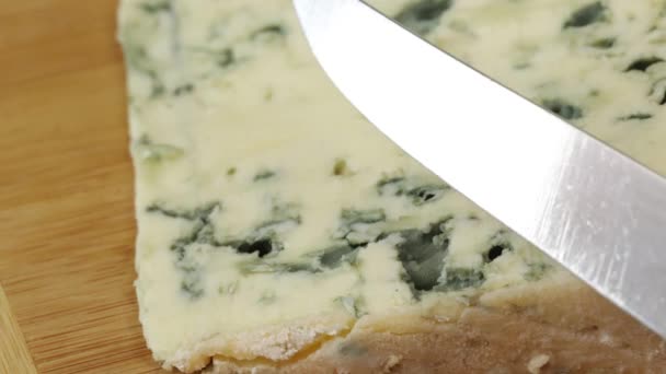 Zbliżenie Plastra Sera Roquefort Pokrojonego Nożem — Wideo stockowe