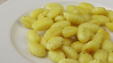 Bir tabak gnocchi 'ye sos dök, yakından.