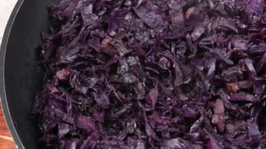 haşlanmış kırmızı lahana ve domuz pastırması.