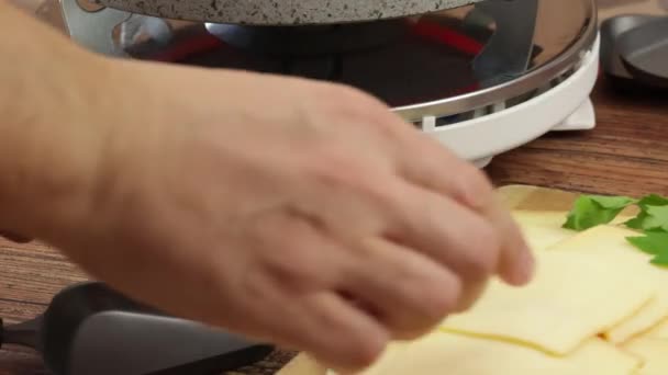 Primer Plano Una Persona Que Cocina Queso Raclette Una Parrilla — Vídeos de Stock