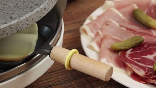 Fromage Raclette Assiette Charcuterie Sur Une Table — Video
