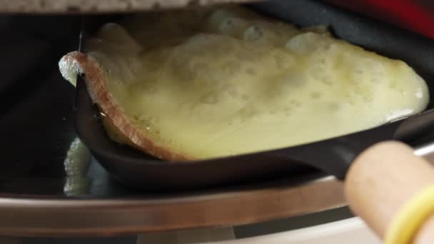 Derretimento Queijo Uma Panela Raclette — Vídeo de Stock