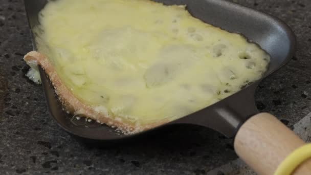 Derretimento Queijo Uma Panela Raclette — Vídeo de Stock