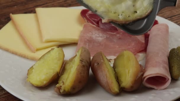 Queijo Raclette Derretido Espalhado Uma Batata — Vídeo de Stock