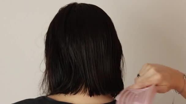 Zbliżenie Kobieta Szczotkowanie Jej Włosy — Wideo stockowe