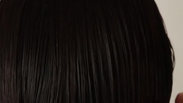 Zbliżenie Kobieta Szczotkowanie Jej Włosy — Wideo stockowe