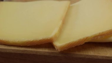 Bir dilim raclette peyniri, yakın plan.