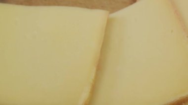 Bir dilim raclette peyniri, yakın plan.