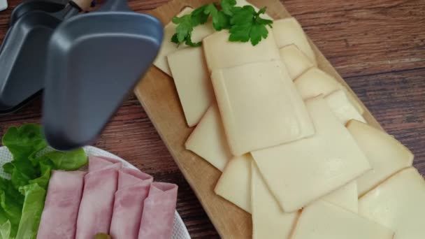 Formaggio Raclette Piatto Salumi Tavolo — Video Stock