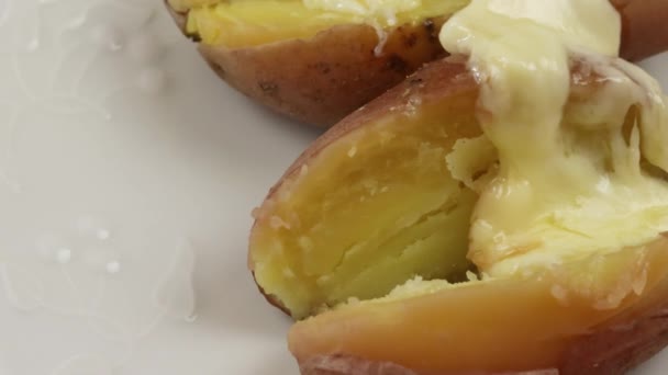 Geschmolzener Raclette Käseaufstrich Auf Kartoffeln — Stockvideo