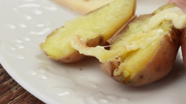 Queijo Raclette Derretido Espalhado Uma Batata — Vídeo de Stock